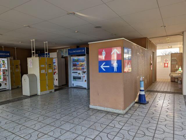 海の中道海浜公園　西サイクリングセンター口　にあるトイレ　ロッカー　自動販売機の画像